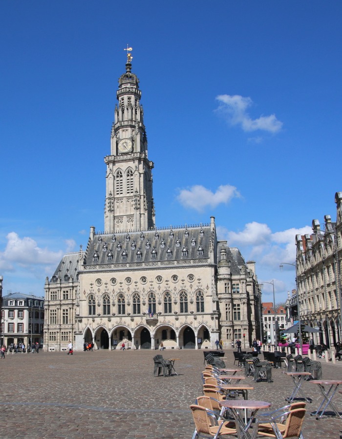 Le beffroi d'Arras, sur la Grand Place, se dresse vers le ciel.